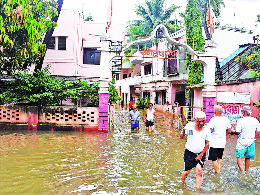 Five hundred houses in Sangli got water | मुसळधार पावसानंतर सांगलीतील पाचशे घरांमध्ये पाणी शिरले- जिल्ह्यात गतवर्षीपेक्षा दुप्पट पाऊस