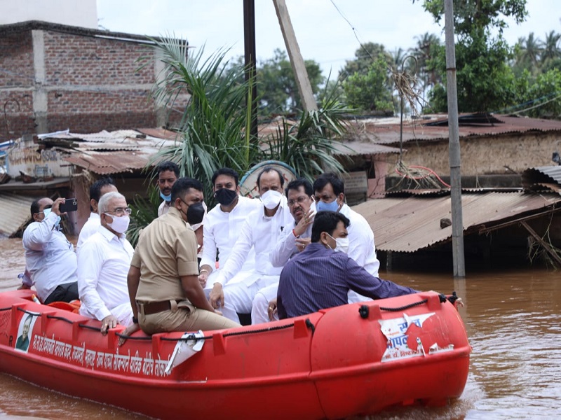 Ajit Pawar's big assurance to flood affected people in sangli, important instructions given to the officials | अजित पवारांचे सांगलीकरांना मोठे आश्वासन, अधिकाऱ्यांना दिल्या महत्वपूर्ण सूचना