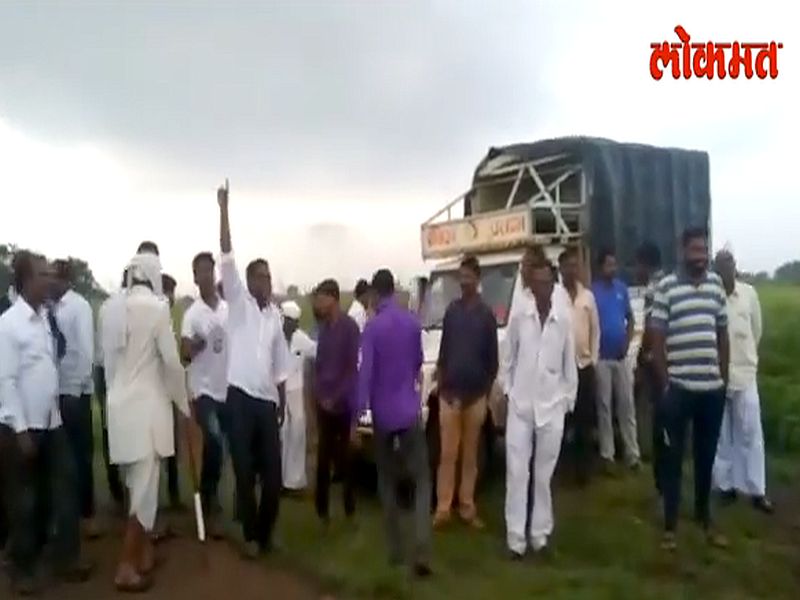 balasaheb thorat supporters protest against radhakrishna vikhe patil in sangamner | Video - विखेंच्या ताफ्यासमोर थोरात समर्थकांची घोषणाबाजी