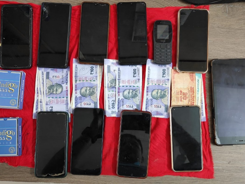 10 people caught gambling in sangamner | काटवनात जुगार खेळणाऱ्या १० जणांना पकडले