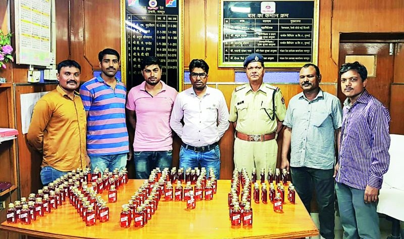 150 bottles of liquor seized in Sangamitra Express | संघमित्रा एक्स्प्रेसमध्ये दारूच्या १५० बॉटल जप्त