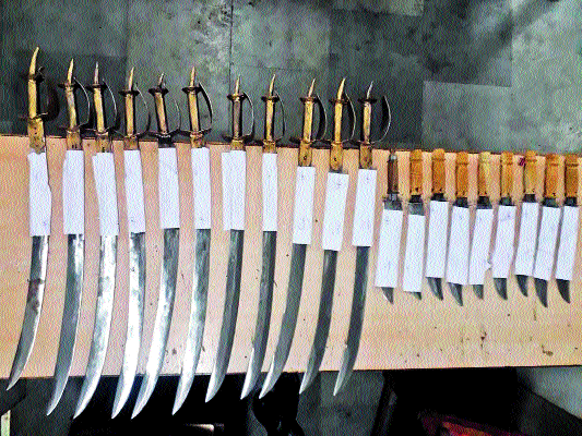 Seven cookery seized along with eleven swords in the garden | बागणीत अकरा तलवारींसह सात कुकरी जप्त
