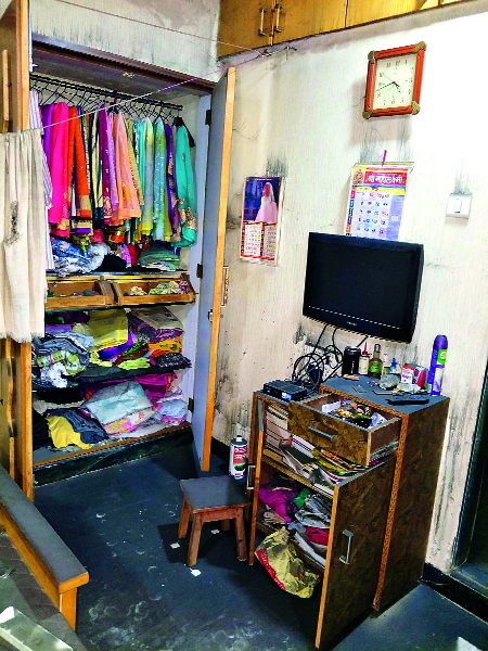 Twelve lakhs of burglaries at Bileasi | बिळाशी येथे बारा लाखांची चोरी