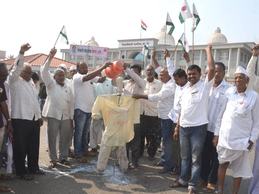 Sangli's symbolic statue sticks to milk, demonstration on milk prices, farmers' union workers arrested | सांगलीत मंत्र्यांच्या प्रतीकात्मक पुतळ्यास दुग्धाभिषेक, दूध दराबाबत निदर्शने, शेतकरी संघटनेच्या कार्यकर्त्यांना अटक
