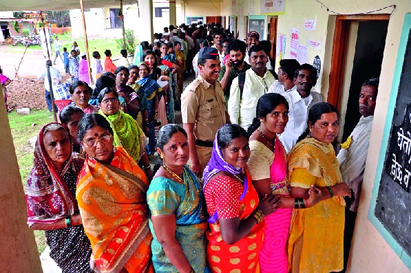 62 percent voting for Sangli municipal corporation: type of minor dispute - fate of 541 candidates' EVMs closed; Tomorrow counting | Sangli Election सांगली महापालिकेसाठी ६२ टक्के मतदान : किरकोळ वादावादीचे प्रकार-५४१ उमेदवारांचे भवितव्य ‘ईव्हीएम’मध्ये बंद; उद्या मतमोजणी
