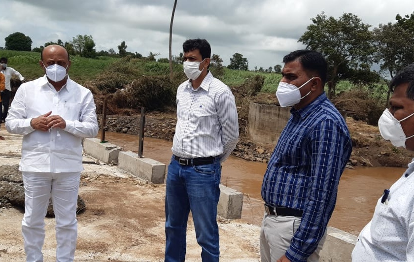 District Collector Chaudhary inspected the flood affected area in Shirala taluka | शिराळा तालुक्यातील पूरग्रस्त भागाची जिल्हाधिकारी चौधरी यांनी केली पाहणी