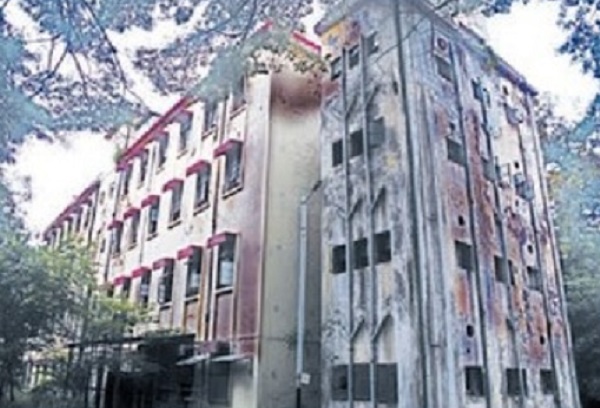 250-bed building at Vasantdada Patil Government Hospital in Sangli closed due to lack of repairs | आरोग्य सेवेवर ताण; सांगली ‘सिव्हिल’मधील २५० खाटांची इमारत दुरुस्तीअभावी बंद