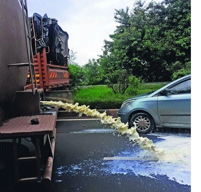 The spark of 'Swabhimani' milk movement; The tanker broke out near Kedarwadi | ‘स्वाभिमानी’च्या दूध आंदोलनाची ठिणगी; केदारवाडीजवळ टँकर फोडला