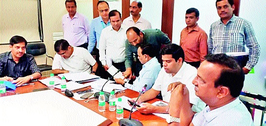 Acquisition of MPs ... Highway Amendment Question: Work order in a meeting in Mumbai | खासदारांकडून कानउघाडणी... महामार्ग दुरुस्तीचा प्रश्न : मुंबईतील बैठकीत कामाचे आदेश