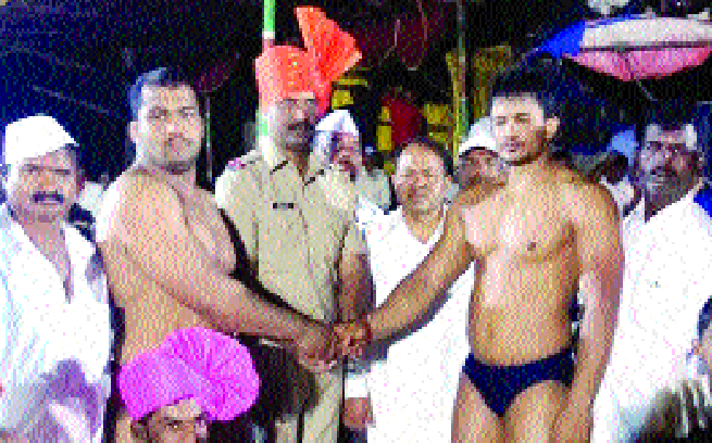 Delhi defeats Dorwad by gold: Pandumar Varun wrestling ground | सांगली - दिल्लीच्या सोनूकडून दोरवड पराभूत : पणुंब्रे वारुण कुस्ती मैदान