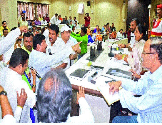 BJP-leading debate in Sangli municipal council | सांगली महापालिका सभेत भाजप-आघाडीत वादंग : महापौरांच्या आसनासमोर गोंधळ; भाजपकडून मात्र समजुतीचा पवित्रा
