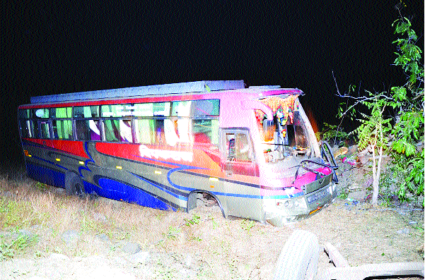 Three killed in private bus near Nagraj | नागजजवळ खासगी बस उलटून तीन ठार