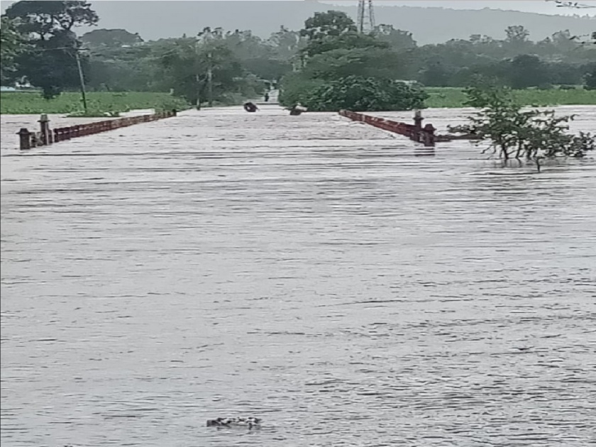 As the water from Chandoli dam continues to discharge, the water of Warna river is out of the reservoir, Villages in Shahuwadi lost contact | चांदोली धरणातून विसर्ग सुरु, वारणा नदीचे पाणी पात्राबाहेर; शाहूवाडीतील गावांचा संपर्क तुटला