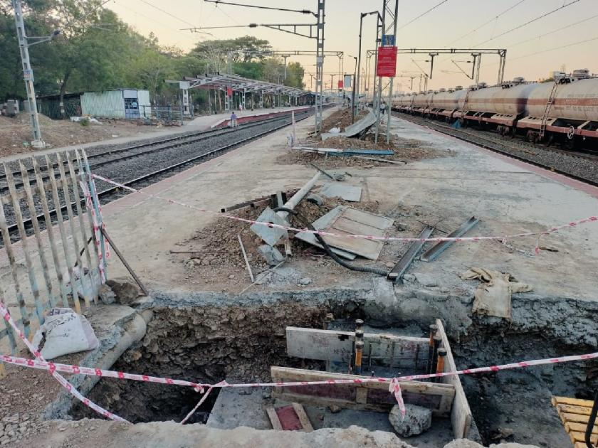 Pedestrian bridge at Sangli railway station remains closed | सांगली रेल्वे स्थानकावरील पादचारी पुलावर पुन्हा फुली, प्रवासी संघटनांकडून प्रशासनाबद्दल नाराजी
