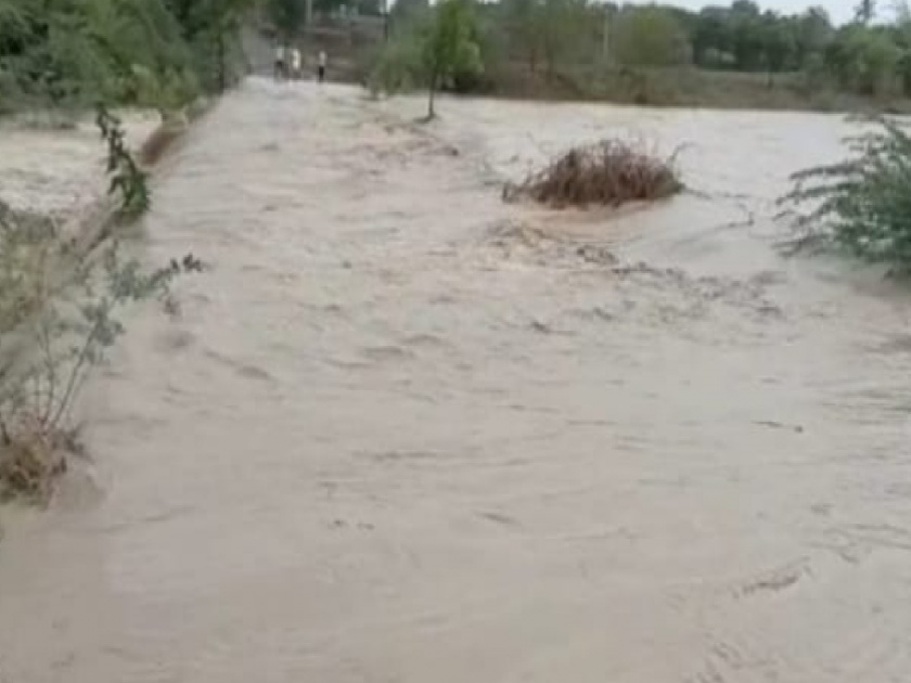 Sangli district was lashed by rains, the road was closed due to flooding on Walsang Sordi road bridge | सांगली जिल्ह्याला पावसाने झोडपले, वळसंग-सोरडी पुलावर पाणी आल्याने रस्ता बंद