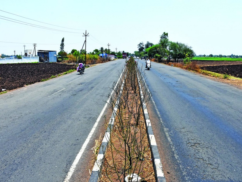 The road was dug by a tractor as no compensation was paid for the land | जमिनीचा मोबदला न मिळाल्याने रस्ता ट्रक्टरने खोदला