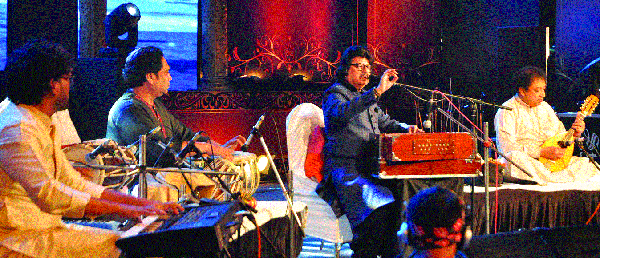 Pankaj Udhas's ghazal singing has a fascinating spellbinding | पंकज उधास यांच्या गजल गायनाने रसिक मंत्रमुग्ध