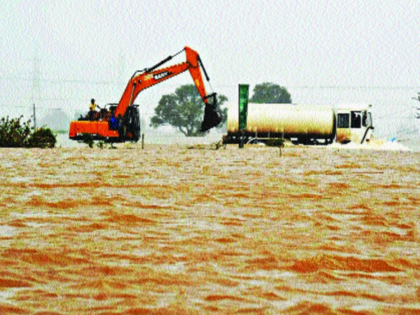 40 die due to floods; 200 road & 94 bridge still closed | महापुरामुळे ४० जणांचा मृत्यू; २०० मार्ग, ९४ पूल अजूनही बंद