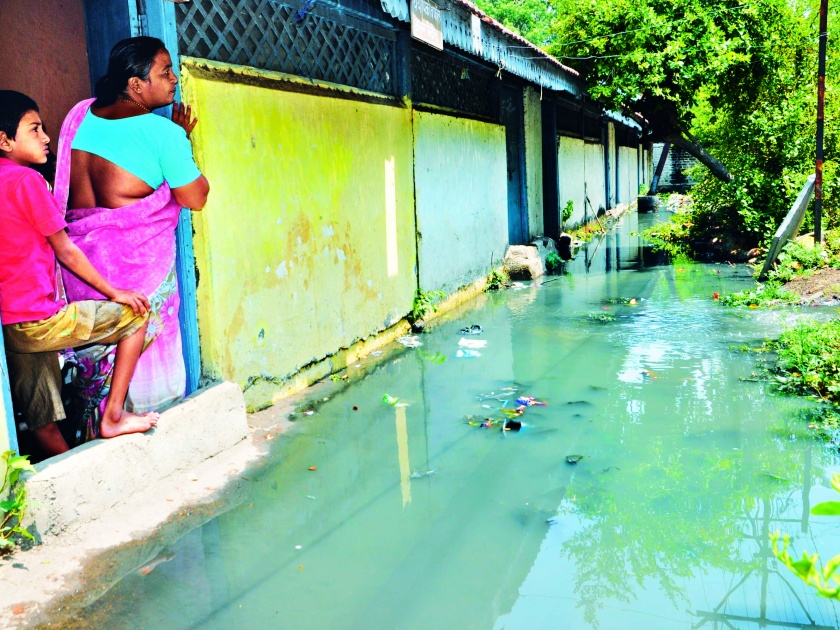Sangli: Roads in the suburbs, in the areas of mud, homes, water | सांगली : उपनगरांत रस्ते दलदलीत, घरे पाण्यात, नागरिकांचे हाल