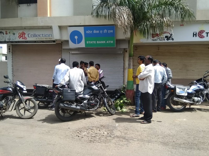 Two ATMs broke out in Sangamner: Theft of 21 lakhs | संगमनेरात दोन एटीएम फोडले : २१ लाखांची चोरी