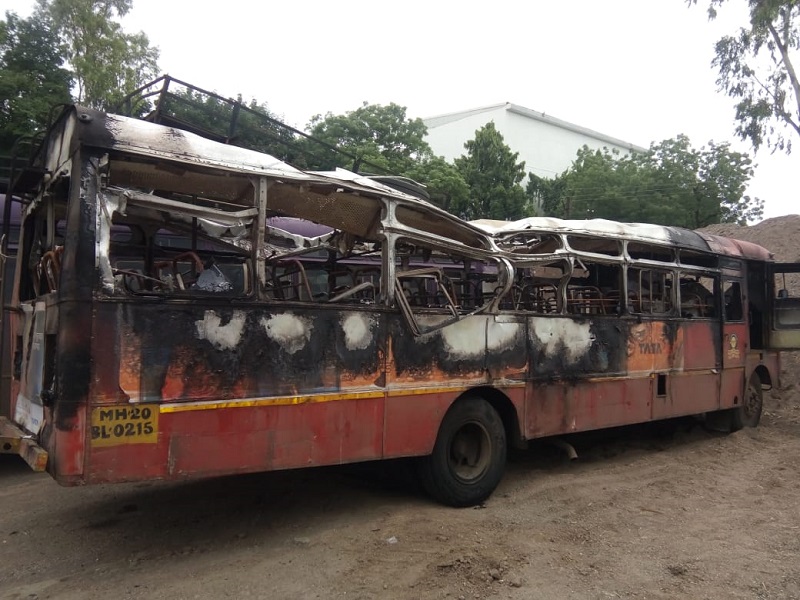 Maratha protesters attacked in Ahmadnagar: bus burning in Sangamner, Ahmednagar-Aurangabad Highway collapsed | अहमदनगरमध्ये मराठा आंदोलक आक्रमक : संगमनेरात बस जाळली, अहमदनगर- औरंगाबाद महामार्ग ठप्पच