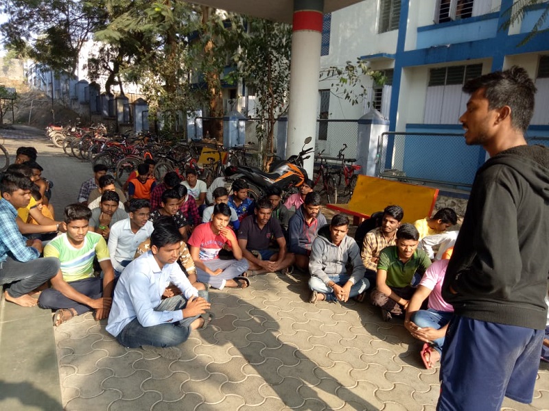 called off agitation of students in government tribal hostel | शासकीय आदिवासी वसतीगृहातील विद्यार्थ्यांचे अन्नत्याग आंदोलन मागे 