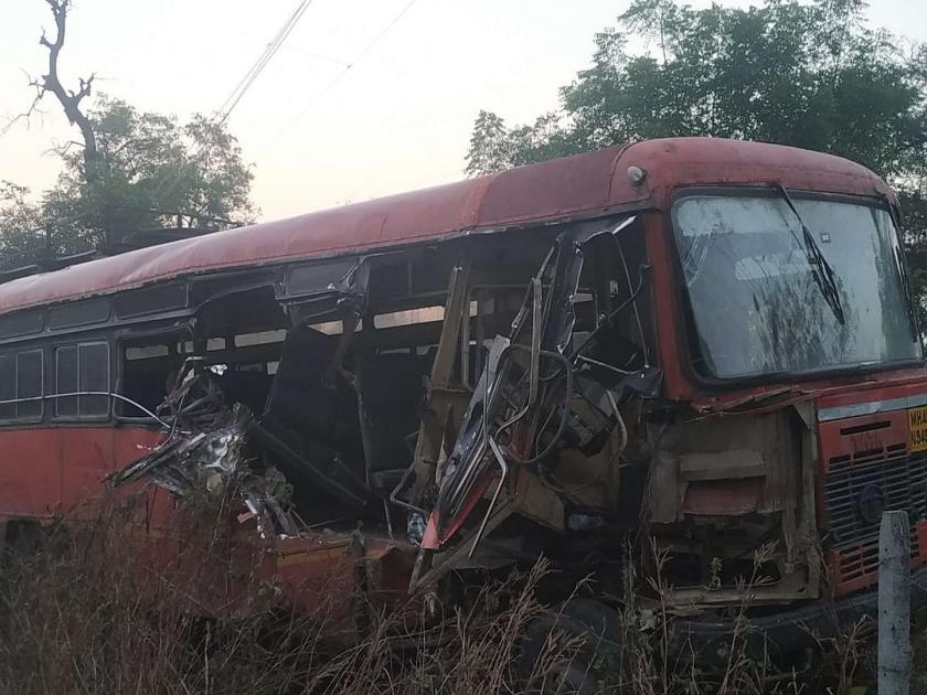 Bus - tractor collided,12 injured, three serious with bus driver | एसटी बस- ट्रॅक्टरची समोरासमोर धडक, 12 जखमी, बस चालकासह तीन गंभीर