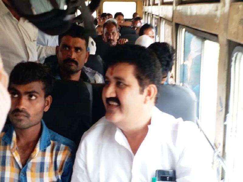 ... and revenue minister (State) Sanjay Rathod Stuffed Janata Darbar In ST Bus | …आणि धावत्या बसमध्ये भरला महसूल राज्यमंत्री संजय राठोड यांचा जनता दरबार