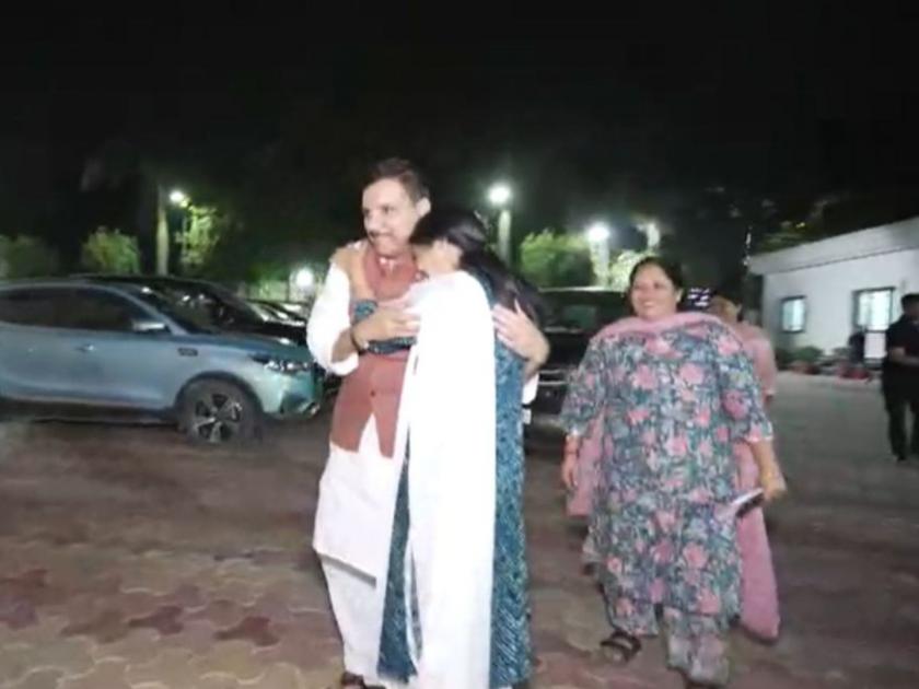 AAP Sanjay Singh emotional after meets Arvind Kejriwal wife Sunita Kejriwal | Sanjay Singh : “केजरीवालांच्या पत्नीच्या डोळ्यात अश्रू, दिल्लीतील 2 कोटी जनता भाजपाला अश्रूंचं देईल उत्तर”