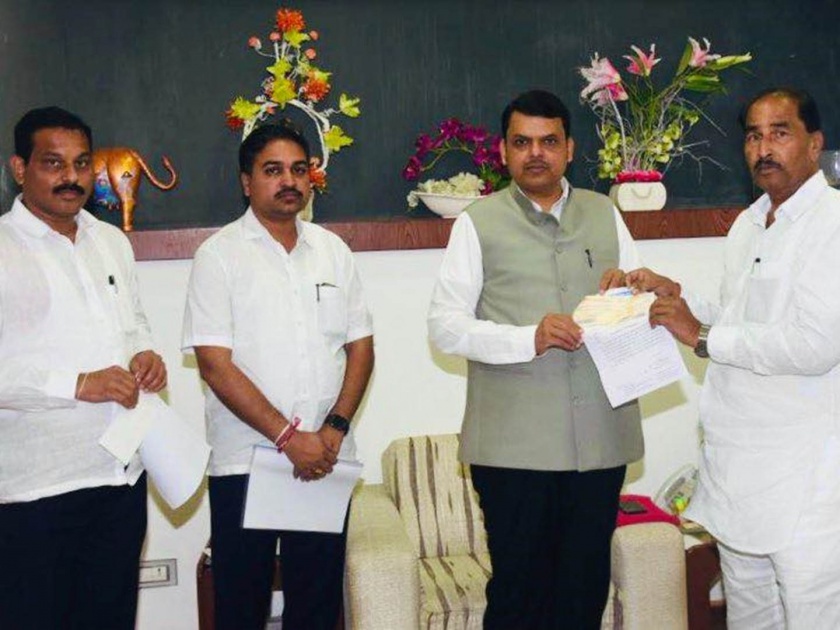 Sanjaymama Shinde visits CM; Discomfort in the ncp | संजयमामा शिंदे मुख्यमंत्र्यांच्या भेटीला; राष्ट्रवादीच्या गोटात अस्वस्थता