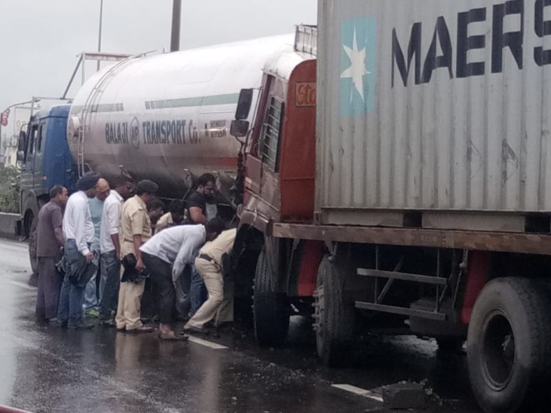 Traffic jam on Mumbai’s Sion-Panvel highway | सायन-पनवेल महामार्गावर सानपाड्याजवळ मोठी गॅस दुर्घटना टळली