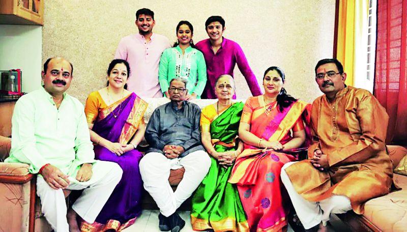 The entire family speak in Sanskrit | संपूर्ण कुटुंबालाच लागला संस्कृतचा लळा