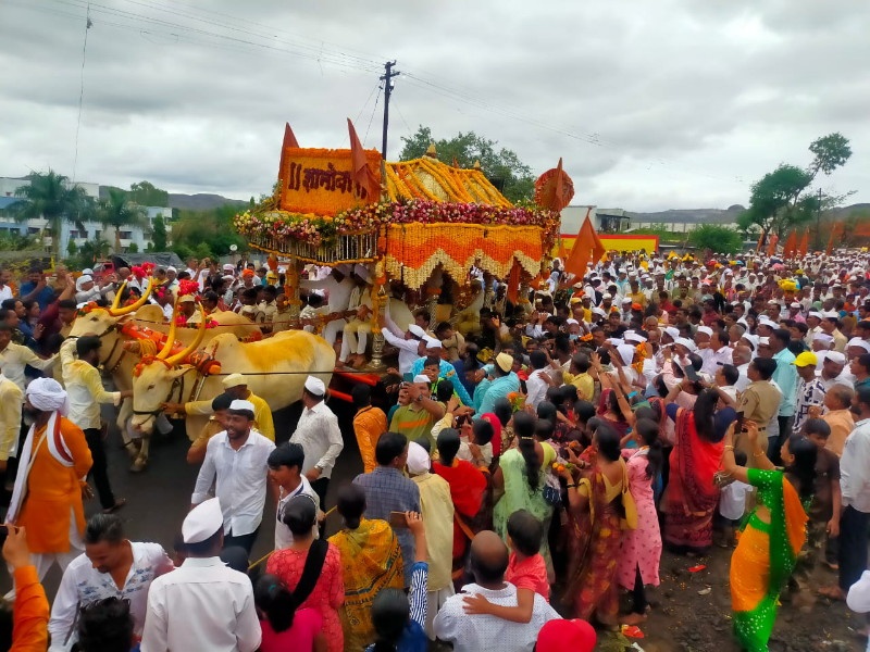 welcome to Sant Dnyaneshwar Maharaj Palkhi ceremony in Walhe city | Ashadhi Wari: वाल्हे नगरीत संत ज्ञानेश्वर महाराज पालखी सोहळ्याचे जोरदार स्वागत