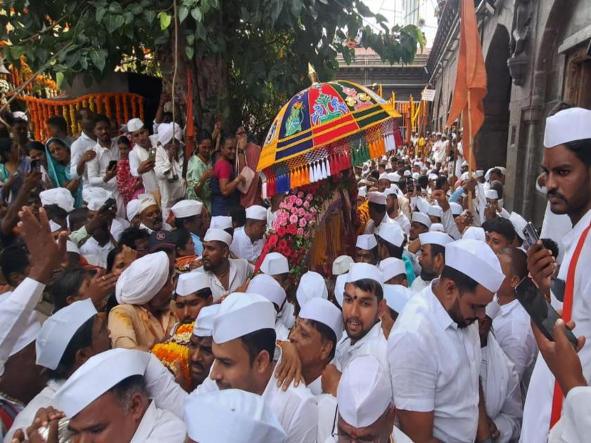 sant tukaram maharaj palkhi ceremony start today | Ashadhi Wari: 'ज्ञानोबा तुकाराम'चा जयघोष; टाळ मृदंगाचा गजर, तुकोबांचा पालखी प्रस्थान सोहळा सुरु
