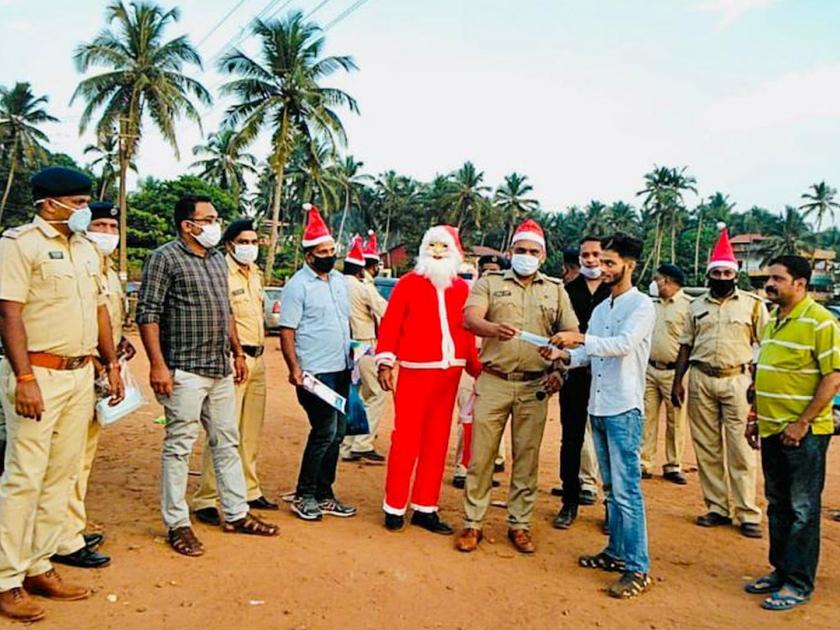 Police in Goa becomes Santa Claus to create awareness among tourists for wearing masks | गोव्यात सांताक्लॉज बनून पोलिस करताहेत पर्यटकांमध्ये मास्क वापरासाठी जनजागृती! 