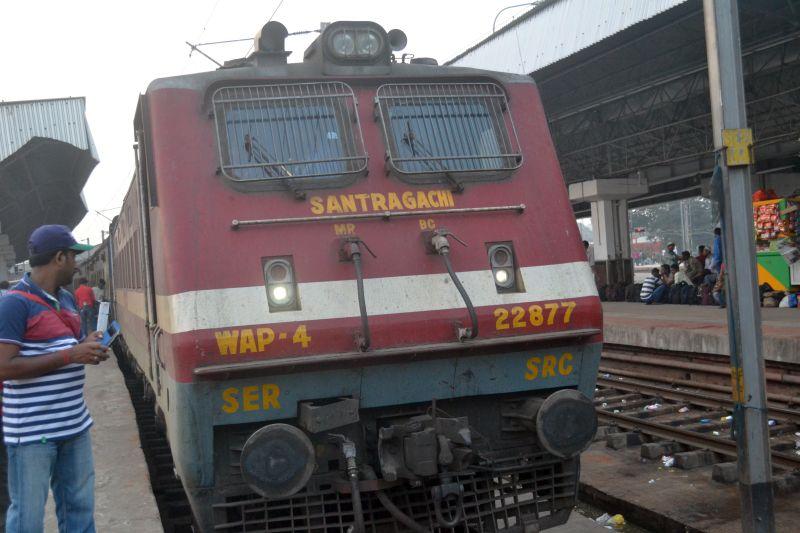 In Nagpur, angry passengers blocked Santragachi Express for half an hour | नागपुरात संतप्त प्रवाशांनी संत्रागाछी एक्स्प्रेस पाऊण तास रोखली