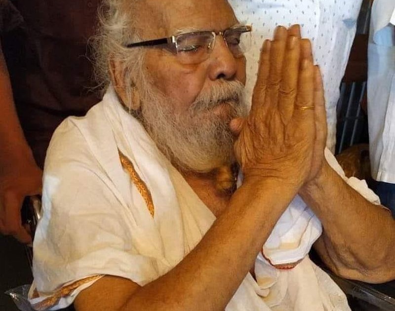 Ramrao Maharaj, the Dharmaguru of the Banjara community, left for Paheradevi | बंजारा समाजाचे धर्मगुरु रामराव महाराज यांचे पार्थिव पाेहरादेवीकडे रवाना; रविवारी हाेणार अंत्यसंस्कार