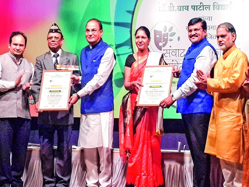 Politicians focus on the chair: Dattatray Shekatkar: 'Jai Jawan, Jay Kisan' award | राजकारण्यांना खुर्चीची काळजी : दत्तात्रय शेकटकर : ‘जय जवान, जय किसान’ पुरस्कार प्रदान