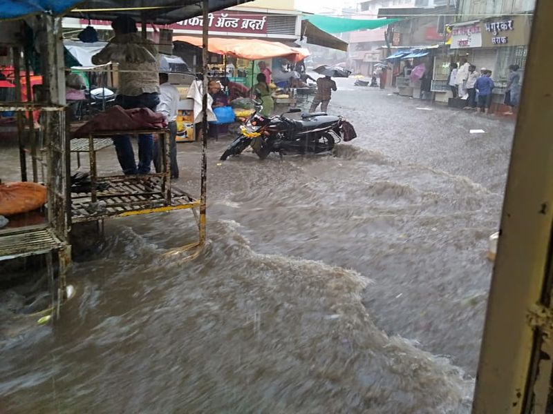 Seraph Bazaar in Nashik under water; heavy rains flooded | नाशकातील सराफ बाजार पाण्याखाली ;जोरदार पावसामुळे पूरस्थिती  