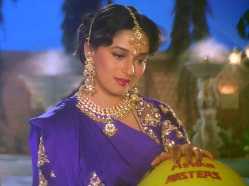glamorous ways of wearing saree | बॉलिवूडच्या 'या' अभिनेत्रींमुळे सिम्पल साड्यांना मिळाला ग्लॅमरस लूक!
