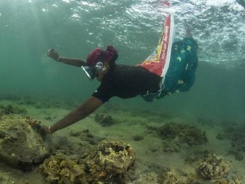 These Saree clad women divers unable to afford equipment seaweeds for livin | कोणत्याही उपकरणांशिवाय केवळ साडी नेसून समुद्रात उतरतात 'या' महिला, तेव्हा मिळतं दोन वेळचं जेवण!