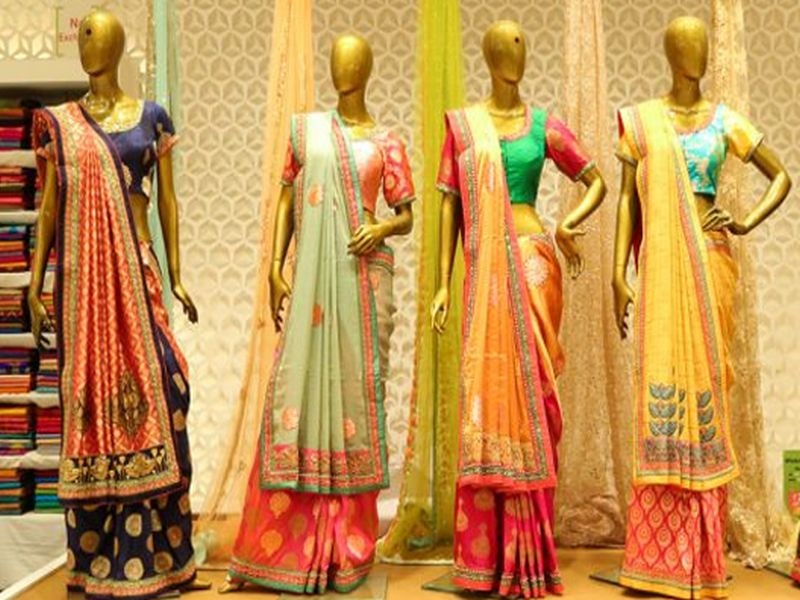 Buy nine-color saras from Navatchanya women in the cloth market due to Navratri festival | नवरात्रोत्सवामुळे कापड बाजारात नवचैतन्य ; महिलांकडून नऊ रंगाच्या साड्यांची खरेदी