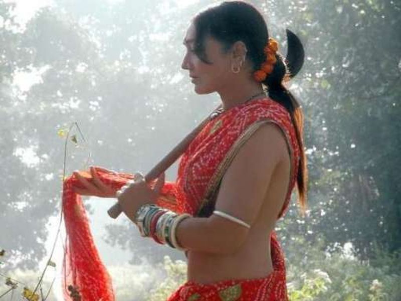 Some villages in the Indian states are wearing sari without blouse | भारतातील 'या' राज्यातील काही गावांत स्त्रिया ब्लाऊजशिवायच नेसतात साडी!