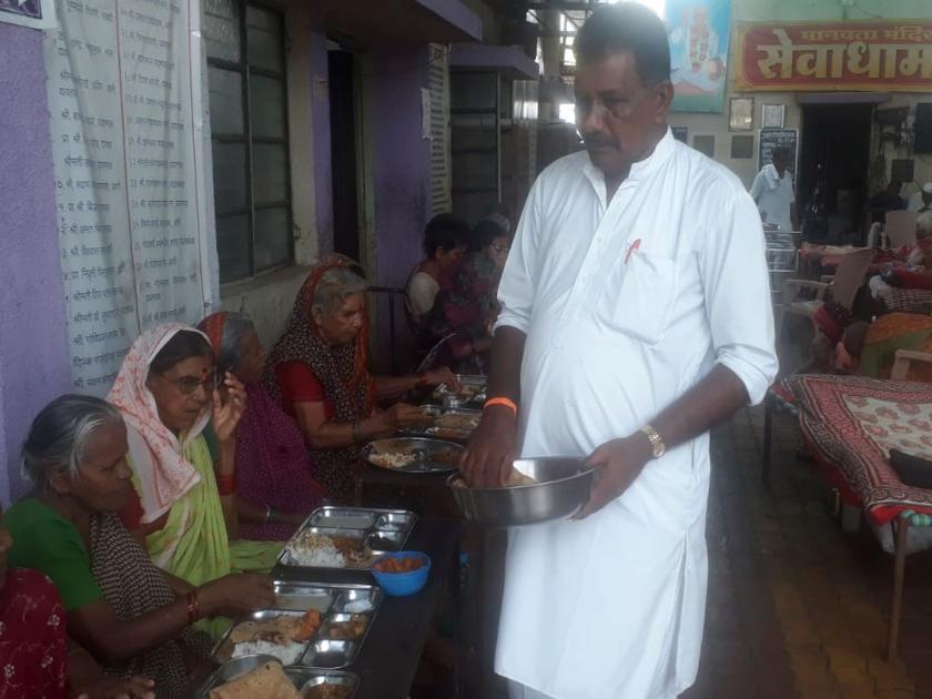 man feeds 113 senior citizens on sarvapitri amavasya in yavatmal | अनोखी सर्वपित्री अमावस्या; ११३ जिवंत माता-पित्यांना मुलानं स्वत: भरवला गोड घास