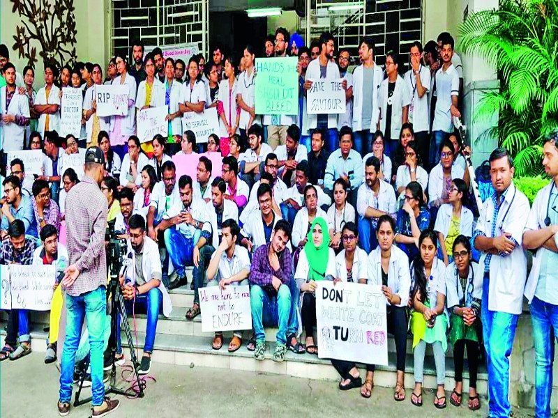 Mard's one-day strike for attack on junior doctor in Kolkata | कोलकत्यातील ज्युनिअर डॉक्टरांच्या हल्ल्याच्या निषेधार्थ मार्डचा एकदिवसीय संप
