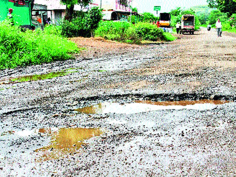 Veer-Saaswad road leads to drought | वीर-सासवड रस्त्याची झाली दुरवस्था