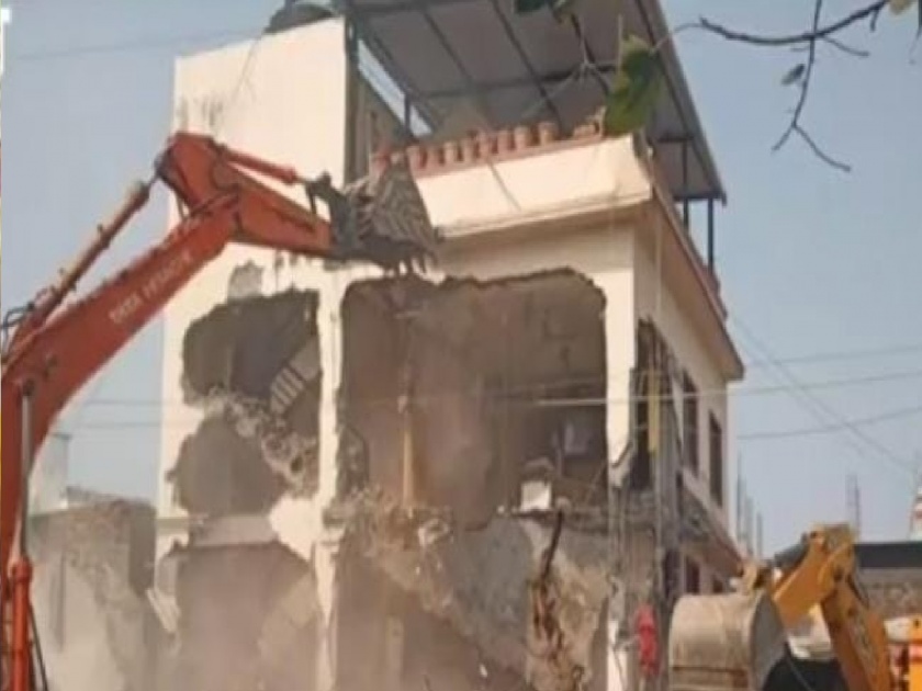 Bulldozer rammed the house of gangster Dutta Jadhav along with 22 inmates in Satara, district administration strike action | साताऱ्यात गुंड दत्ता जाधवसह २२ सराईत गुन्हेगारांच्या घरावर फिरवला बुलडोझर, जिल्हा प्रशासनाची धडक कारवाई