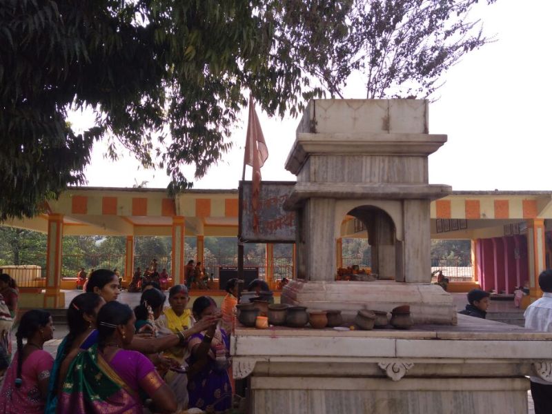 Thousands of suvasini took the testimony of satyagraha fatally in Saitama | सीतामाईच्या साक्षीनं हजारो सुवासिनींनी घेतला अखंड सौभाग्याचा वसा