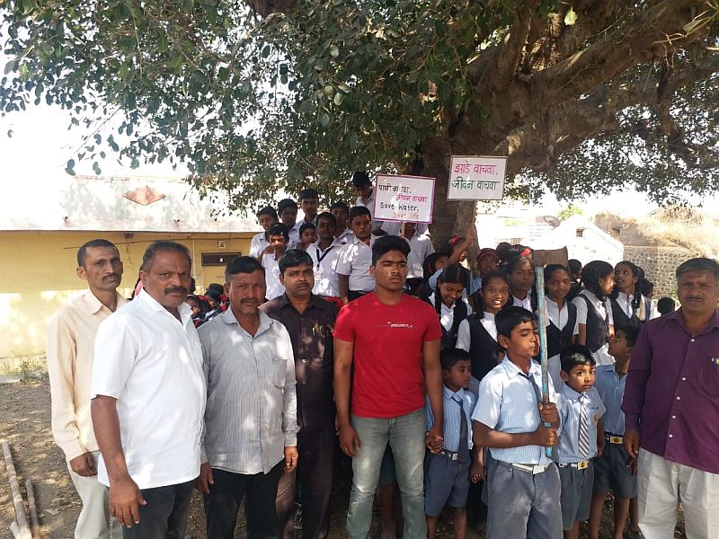 students Chipko movement to save tree in satara | वृक्ष वाचवण्यासाठी विद्यार्थ्यांचं ‘चिपको आंदोलन’