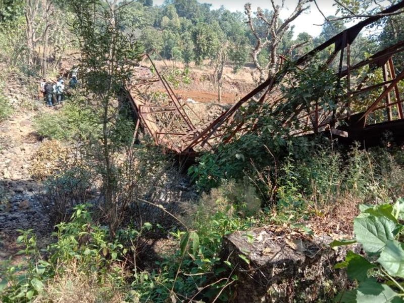 25 people injured in bridge collapse in satara | अंत्ययात्रा सुरू असताना पूल कोसळला, मृतदेहासह 25 जण नदीत कोसळले